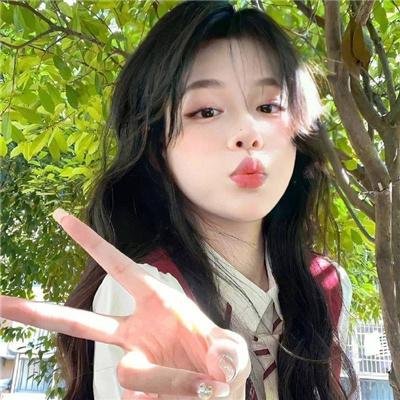 咖啡馆里的女孩